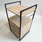 Mueble auxiliar Flexi Storage Studio visto en ángulo superior, con repisa abierta, dos cajones cerrados en acabado roble y marco metálico negro, estilo industrial compacto para dormitorio o sala.