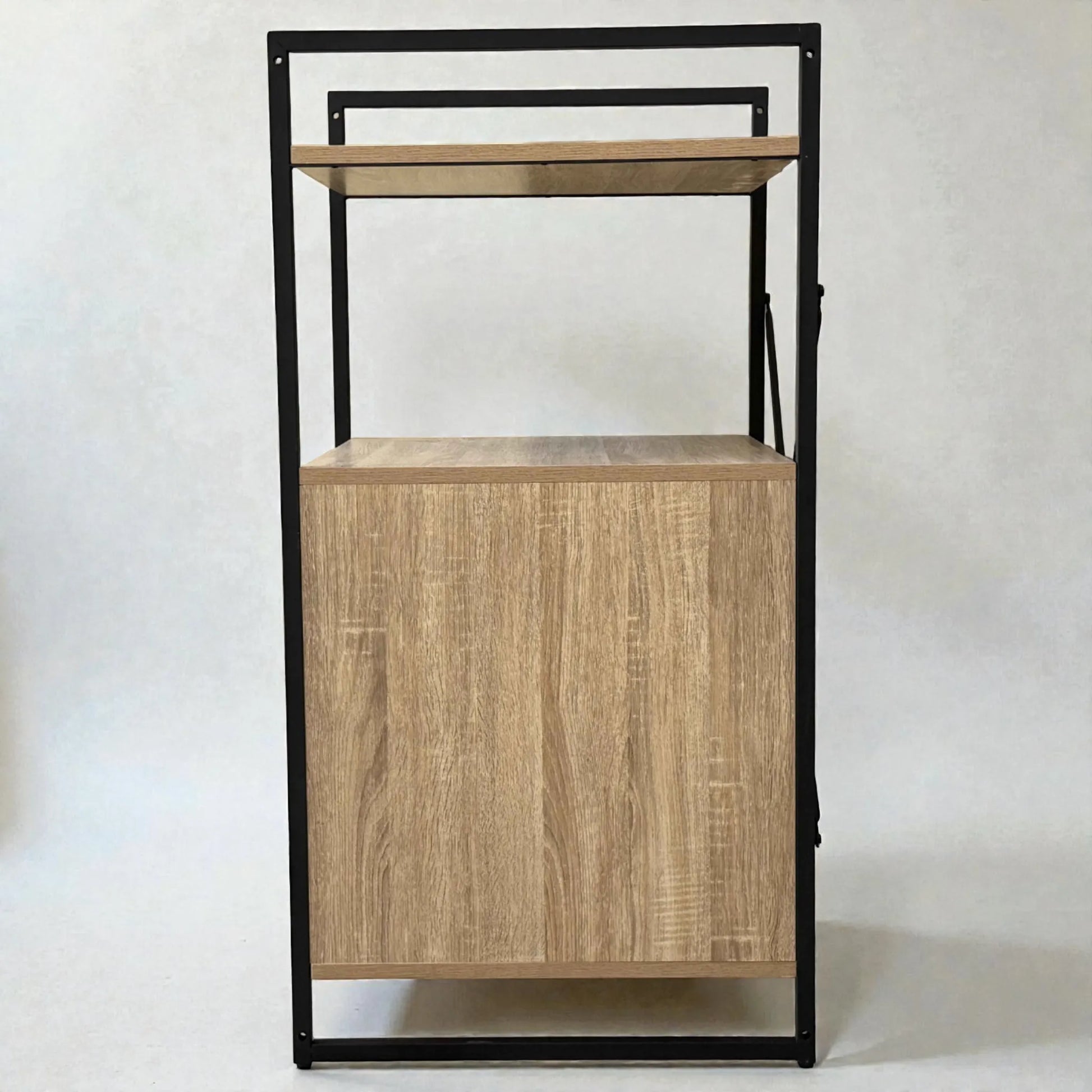 Vista lateral del mueble auxiliar Flexi Storage Studio de 60 x 58 x 113 cm, mostrando el panel completo en acabado roble y el marco metálico negro de estilo industrial.