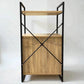 Parte trasera del mueble auxiliar Flexi Storage Studio con panel roble y refuerzo en cruz de barras metálicas negras, que aportan estabilidad a la estructura de 60 x 58 x 113 cm.