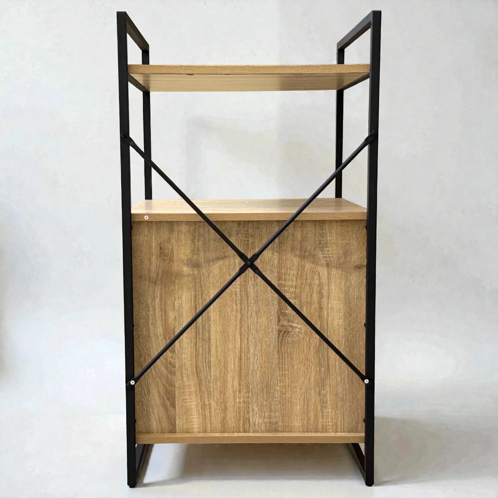 Parte trasera del mueble auxiliar Flexi Storage Studio con panel roble y refuerzo en cruz de barras metálicas negras, que aportan estabilidad a la estructura de 60 x 58 x 113 cm.