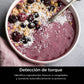 Bowl cremoso de frutas preparado con la licuadora Ninja TB301 mostrando la función de detección de torque para ingredientes frescos o congelados y mayor potencia automática.