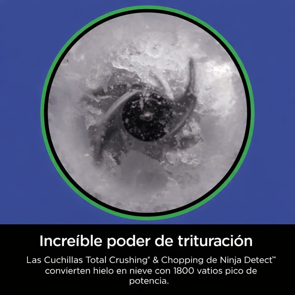 Vista superior del interior de la jarra de la licuadora Ninja TB301 con cuchillas Total Crushing triturando hielo, mostrando su potente sistema de 1800 watts pico para convertir hielo en nieve.
