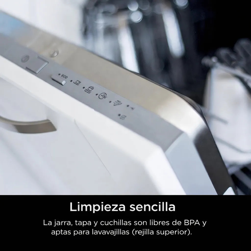 Imagen de limpieza sencilla de la licuadora Ninja TB301 que destaca que la jarra, la tapa y las cuchillas libres de BPA son aptas para lavavajillas en rejilla superior.