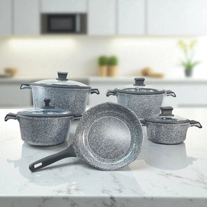 Set de batería de cocina NSFE Granite Professional de 17 piezas color gris, vista frontal con ollas y sartén sobre encimera moderna.