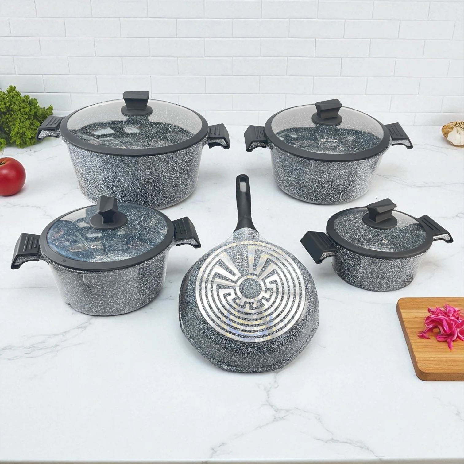 Vista superior del set de batería de cocina NSFE Granite Professional 17 piezas color gris, mostrando fondo difusor y tapas de vidrio templado.