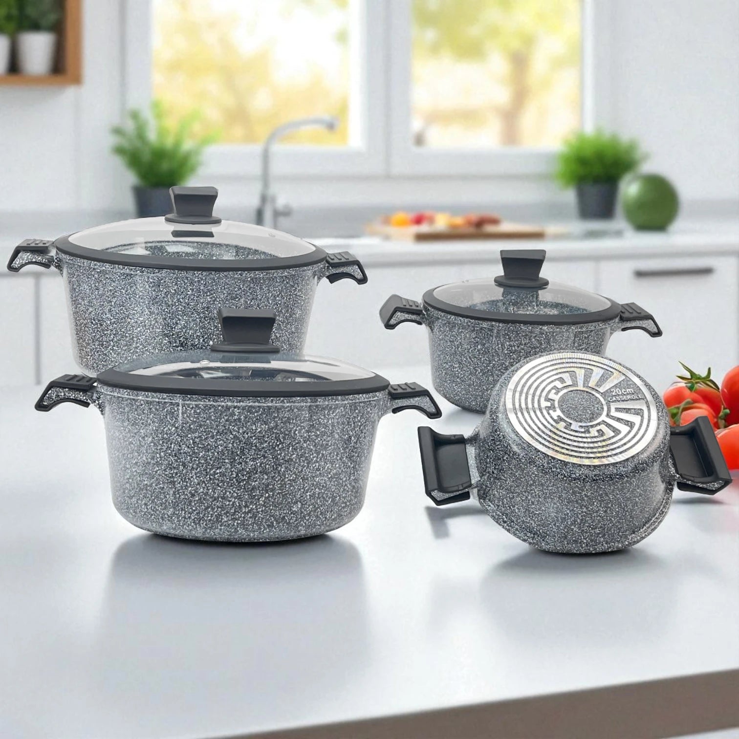 Conjunto de ollas y sartén NSFE Granite Professional color gris con tapas de vidrio templado, exhibidas en encimera blanca.