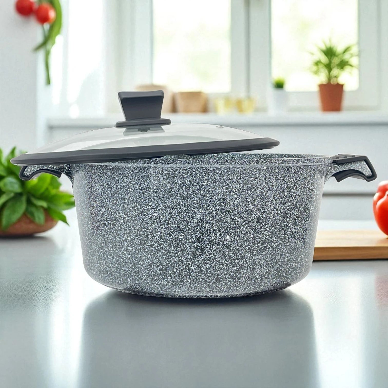 Cacerola NSFE Granite Professional de 28 cm (6.6 L) color gris con acabado tipo granito y tapa de vidrio.