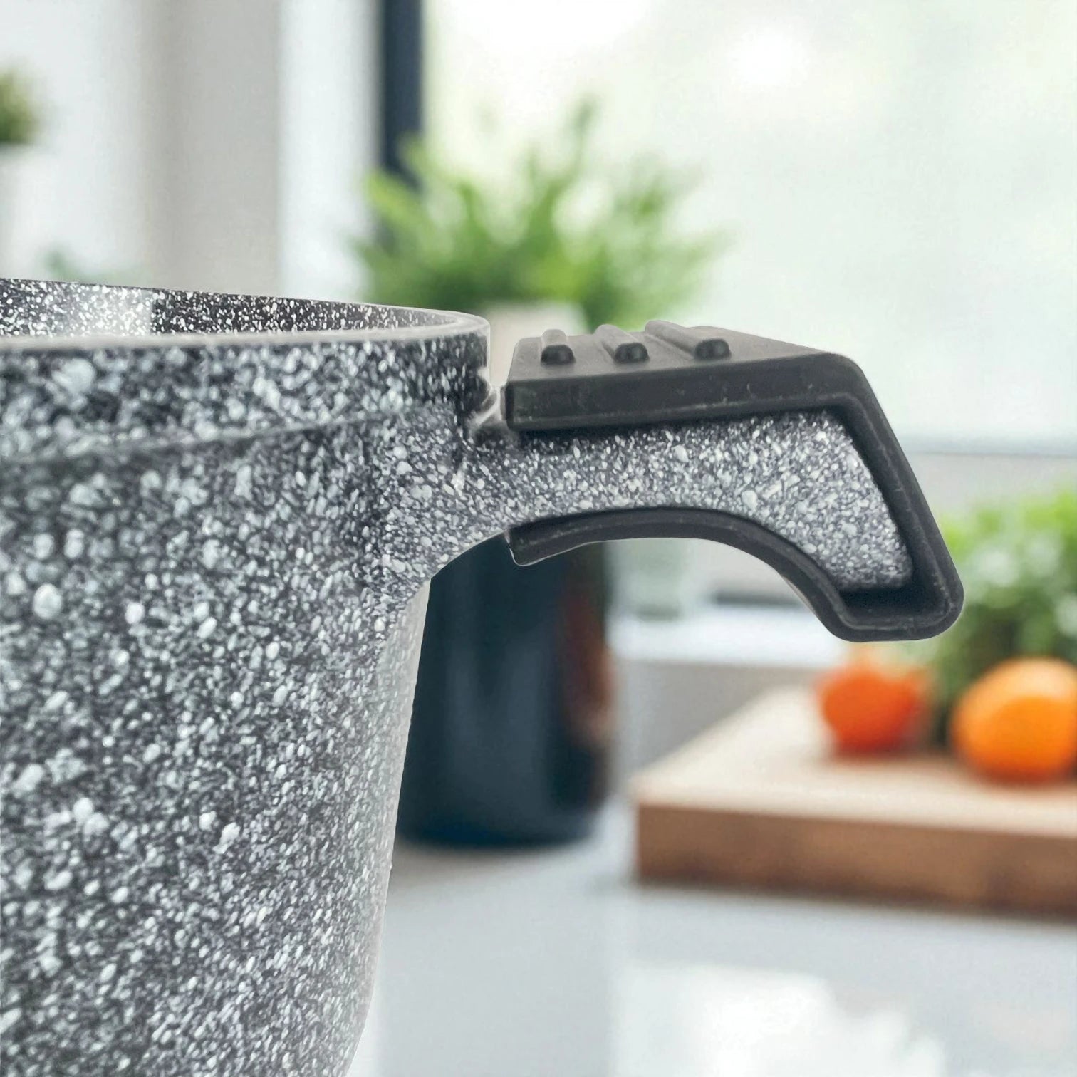 Detalle de las asas con recubrimiento de silicón del set NSFE Granite Professional color gris.