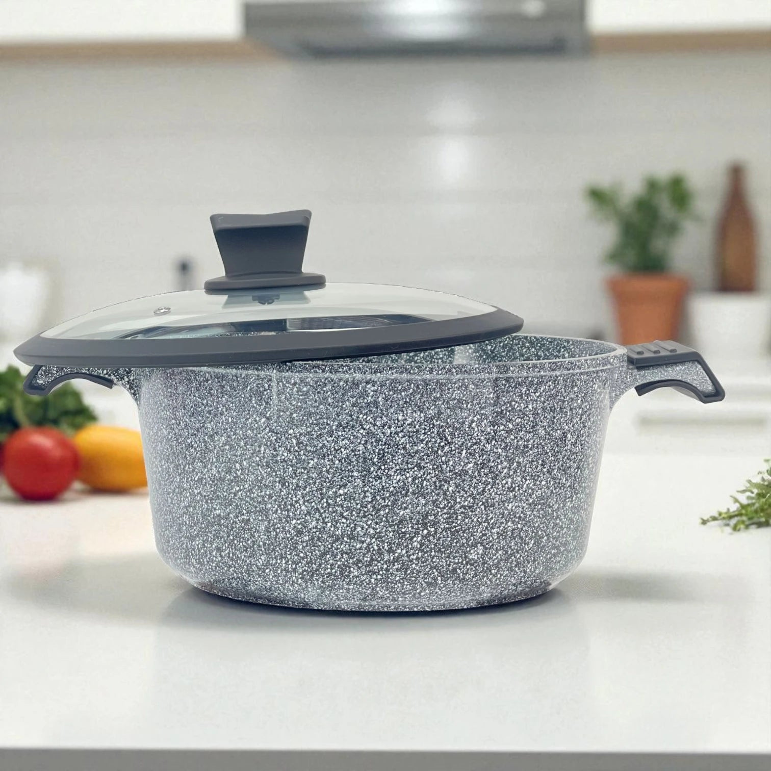 Cacerola grande NSFE Granite Professional gris, vista de perfil izquierdo con tapa entreabierta