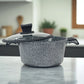 Cacerola mediana NSFE Granite Professional gris, perfil izquierdo con tapa entreabierta