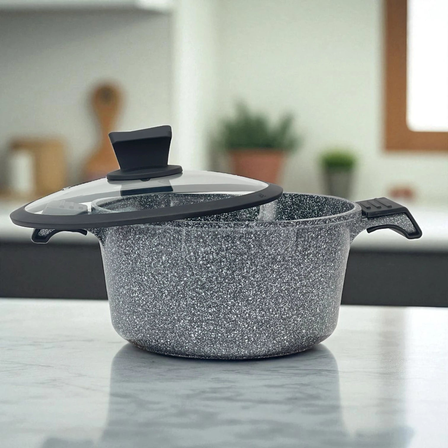 Cacerola mediana NSFE Granite Professional gris, perfil izquierdo con tapa entreabierta