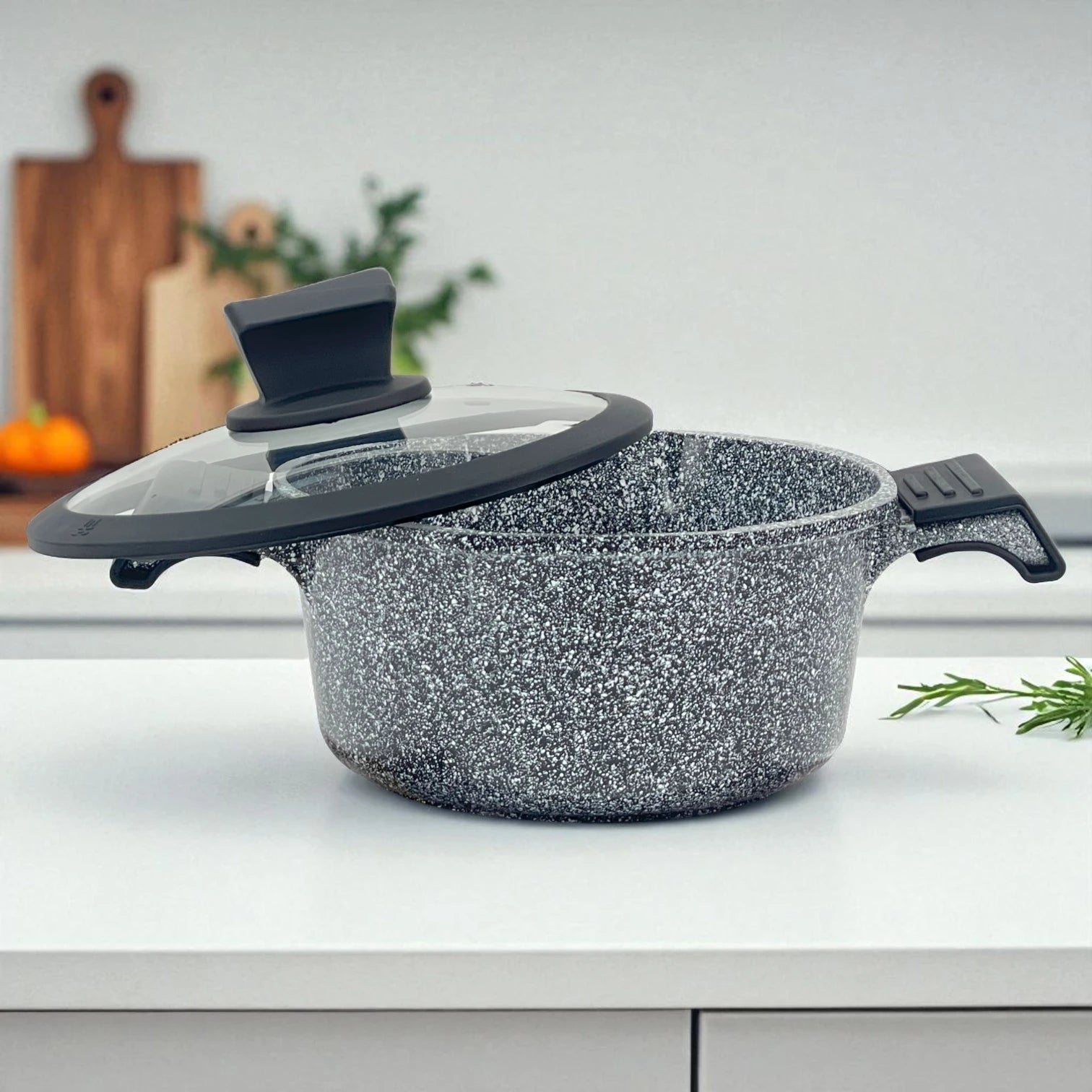 Cacerola pequeña NSFE Granite Professional gris, vista de perfil izquierdo con tapa entreabierta