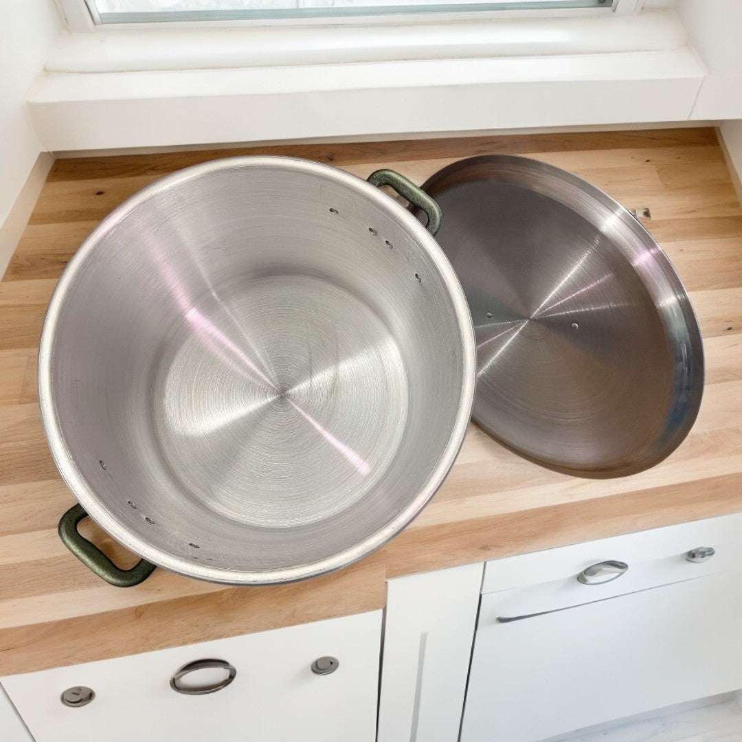 Olla de aluminio grande de 50x40 cm en encimera con interior visible