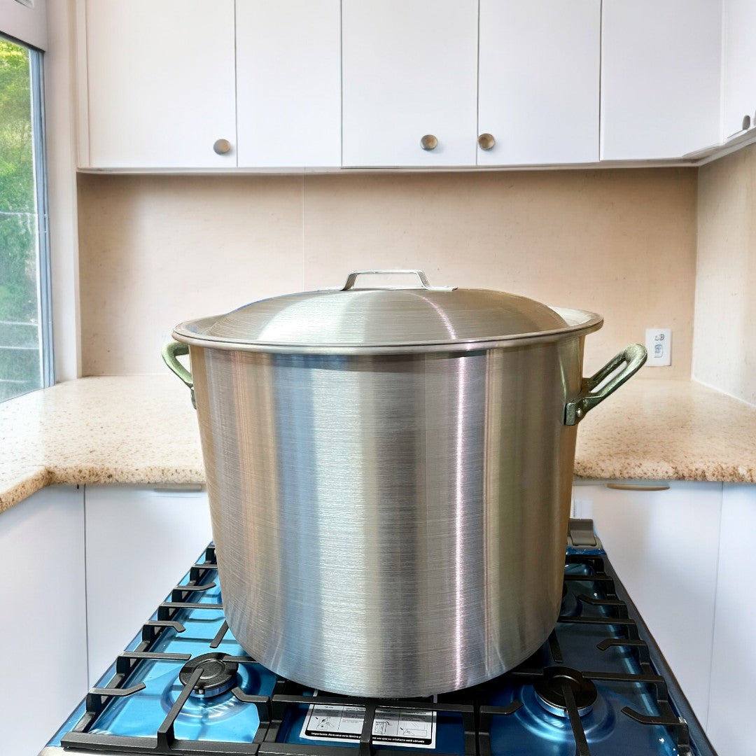 Olla de aluminio industrial de 50x40 cm sobre cocina de gas con tapa colocada