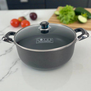 Olla antiadherente Lotus Home Collection de 30 cm y 9.2 QT en color negro con tapa de cristal vista frontal