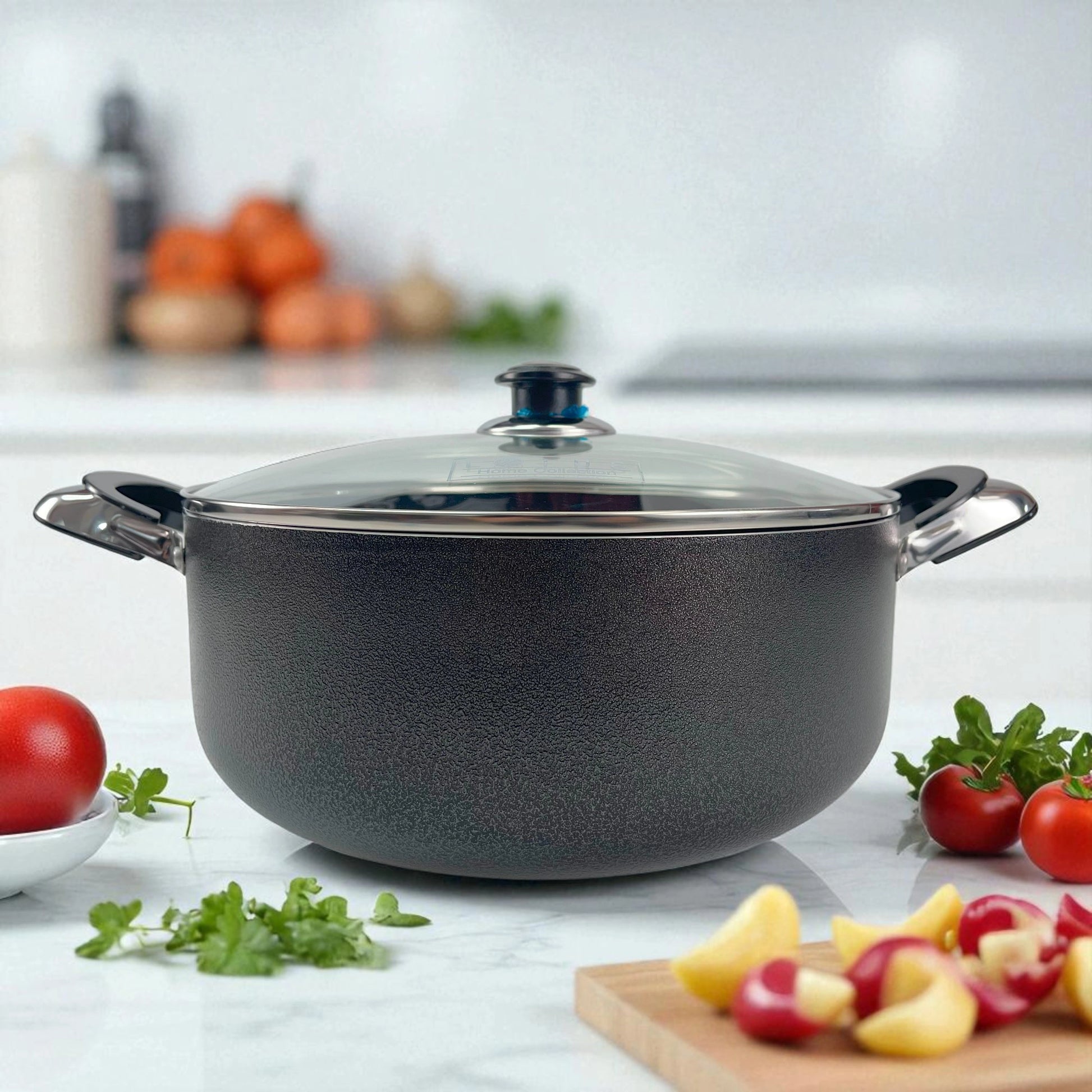 Olla antiadherente Lotus Home Collection de 30 cm y 9.2 QT en color negro con tapa de cristal vista frontal en cocina