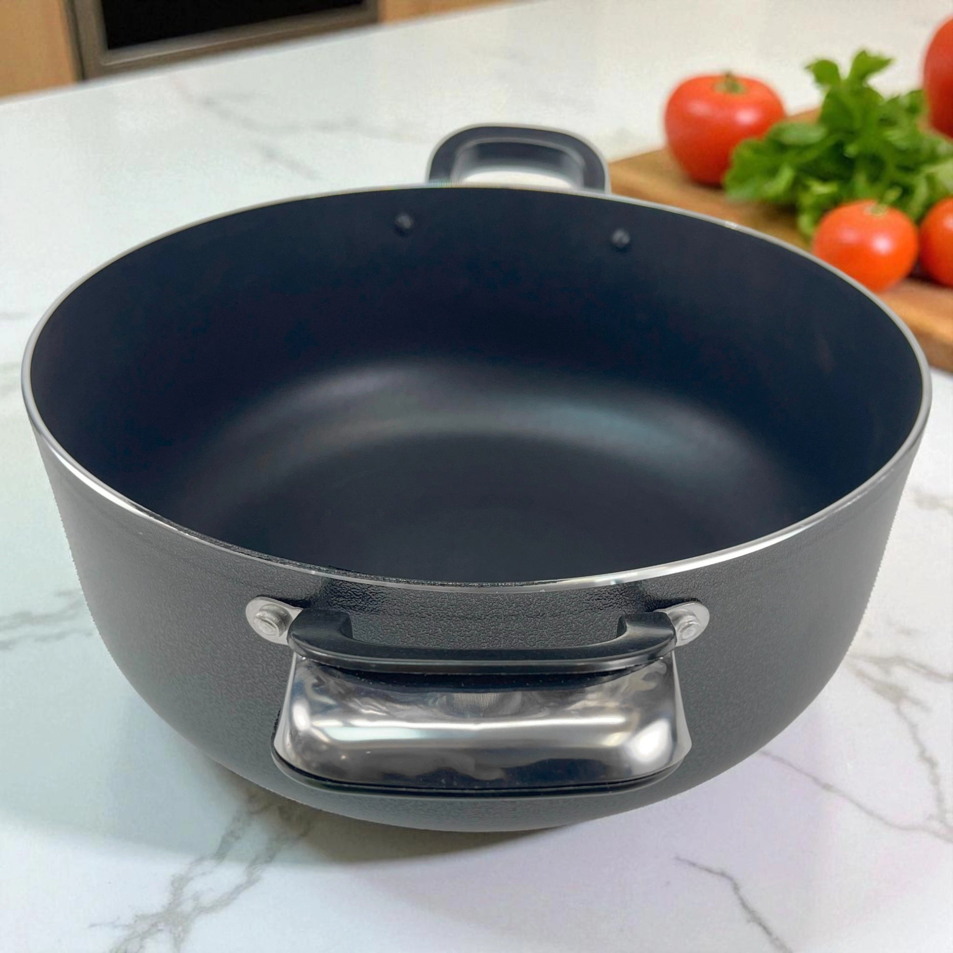 Olla antiadherente Lotus Home Collection de 30 cm y 9.2 QT en color negro vista interna con asas de acero