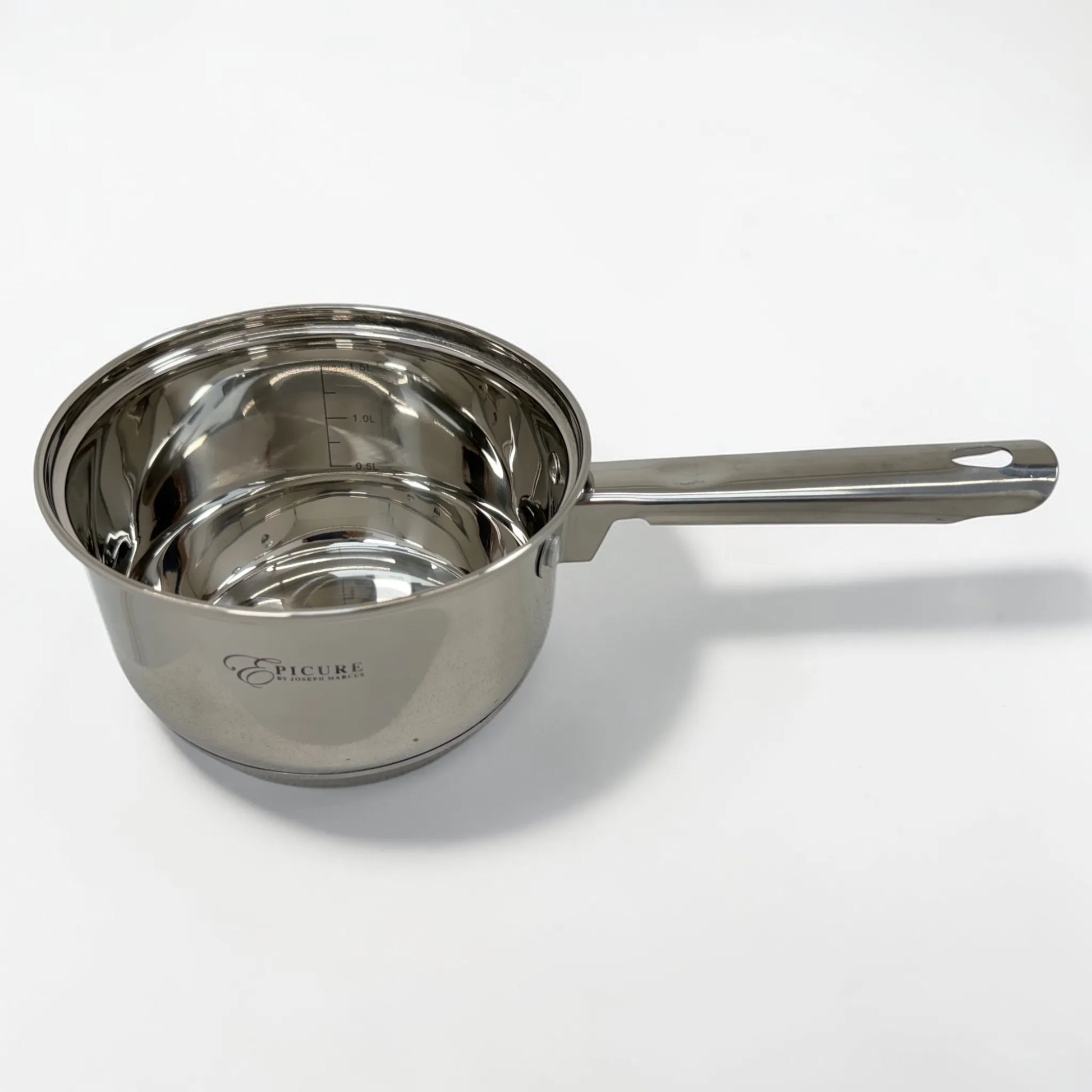 Interior de olla con mango Epicure by Joseph Marcus de 16 cm y 1.5 litros en acero inoxidable, con medidor interno visible.