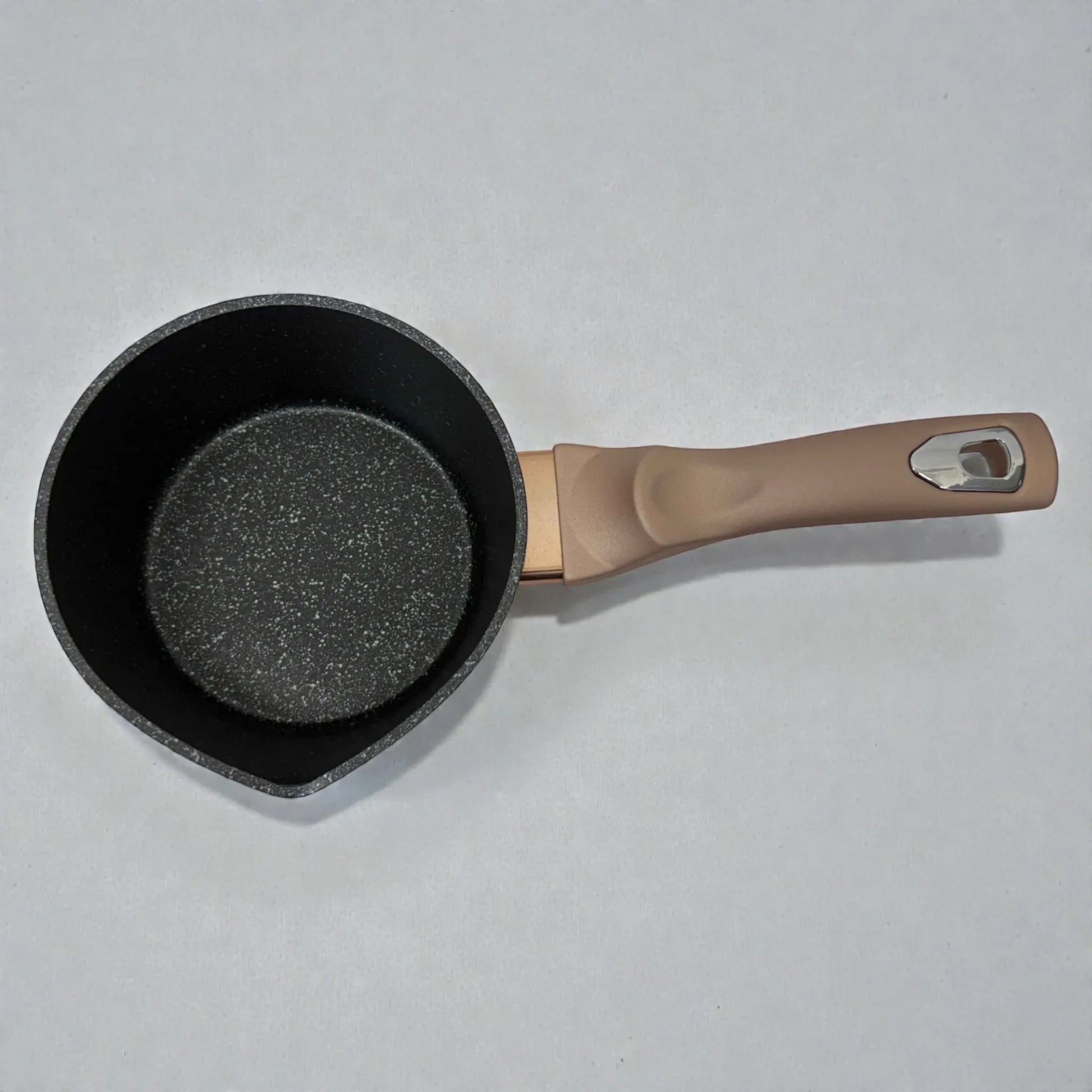 Vista superior de olla con mango Berlinger Haus Rosegold BH-1224N de 16 x 7.5 cm, con interior negro antiadherente marmoleado, borde vertedor y mango largo en acabado rosegold.