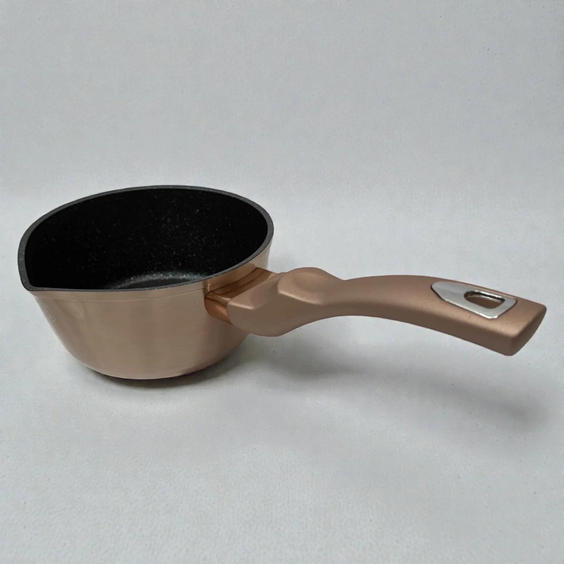 Vista lateral de olla con mango Berlinger Haus Metallic Line Rosegold BH-1224N de 16 x 7.5 cm sin tapa, con interior antiadherente negro, borde vertedor y mango ergonómico soft-touch.