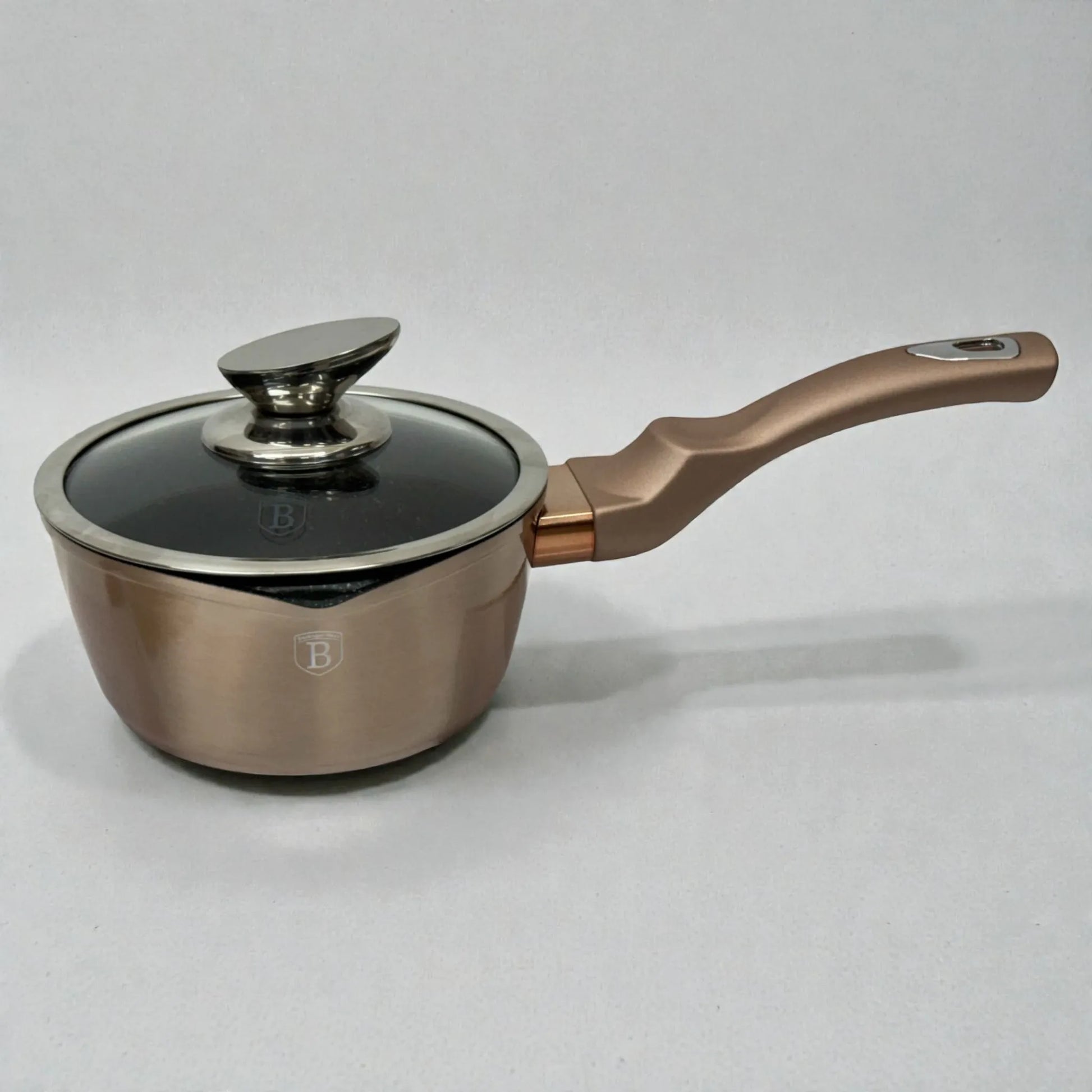 Olla con mango Berlinger Haus Metallic Line Rosegold BH-1224N de 16 x 7.5 cm con tapa de vidrio, cuerpo rosegold, mango largo ergonómico y vista lateral sobre fondo blanco.