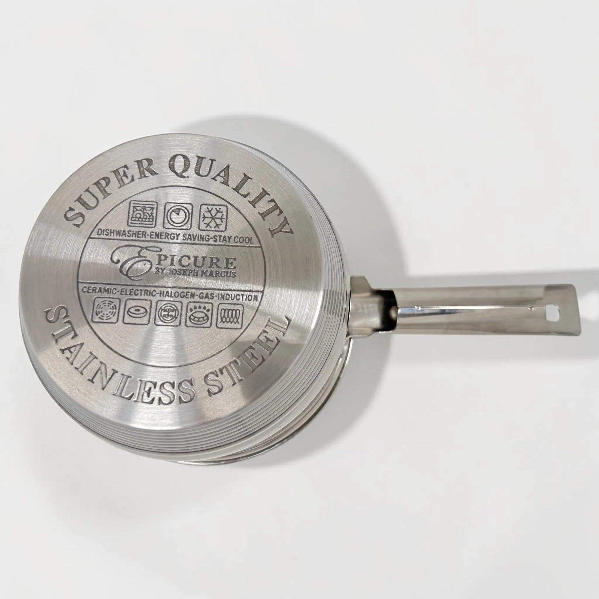 Olla con mango Epicure by Joseph Marcus vista desde la base de acero inoxidable, con grabado Super Quality y compatibilidad para distintas cocinas.