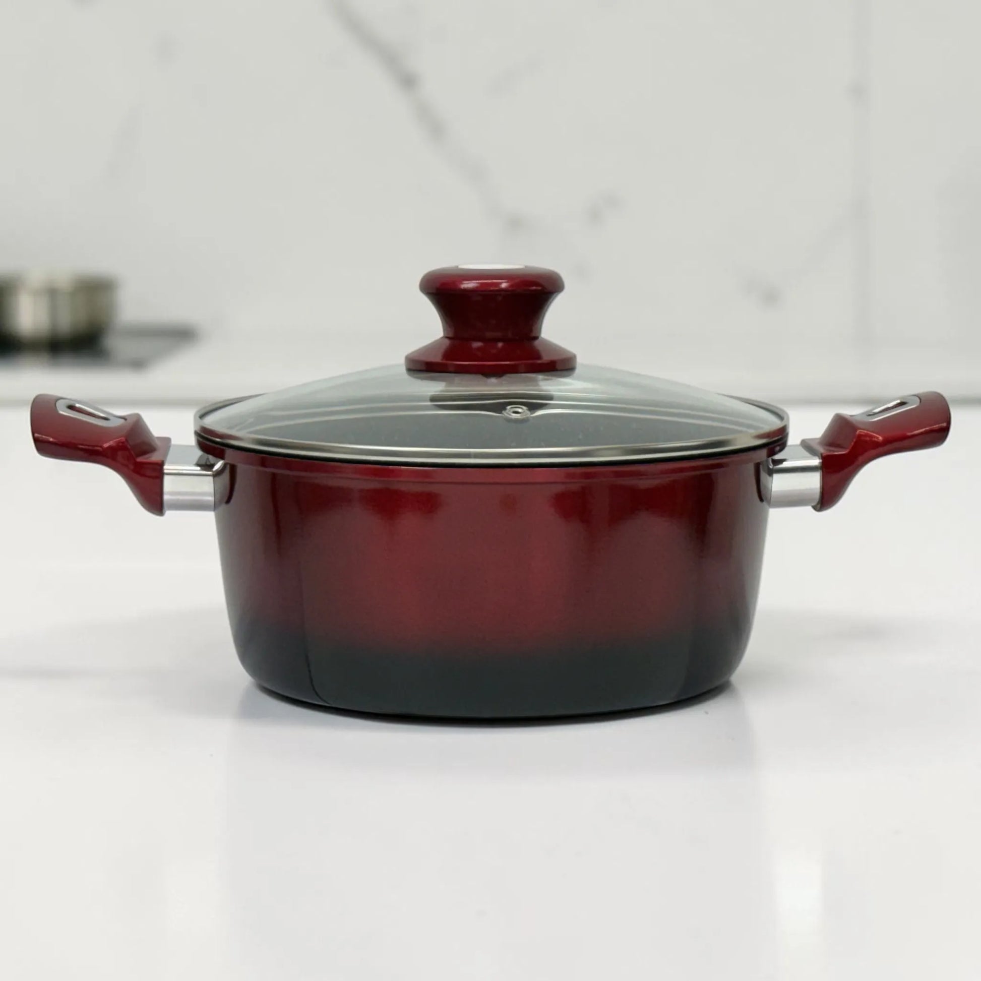 Olla Epicure Escarlata color rojo vino con tapa de vidrio y asas laterales, fotografiada de frente como parte del set de cocina SKU EP-12PCS-045.