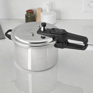 Olla de presión Black+Decker PC700 de 7 litros en aluminio plateado, vista general 3/4 sobre encimera, con manija larga negra y tapa con válvulas de seguridad.