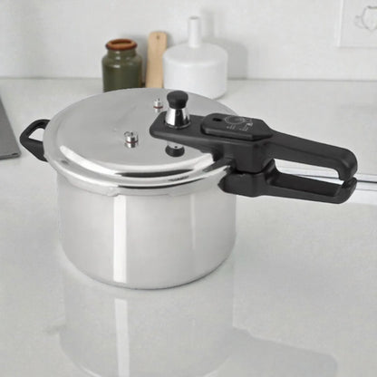 Olla de presión Black+Decker PC700 de 7 litros en aluminio plateado, vista general 3/4 sobre encimera, con manija larga negra y tapa con válvulas de seguridad.