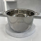 Olla Epicure de acero inoxidable de 3 litros con tapa, asas laterales y diseño brillante para uso diario en cocina.