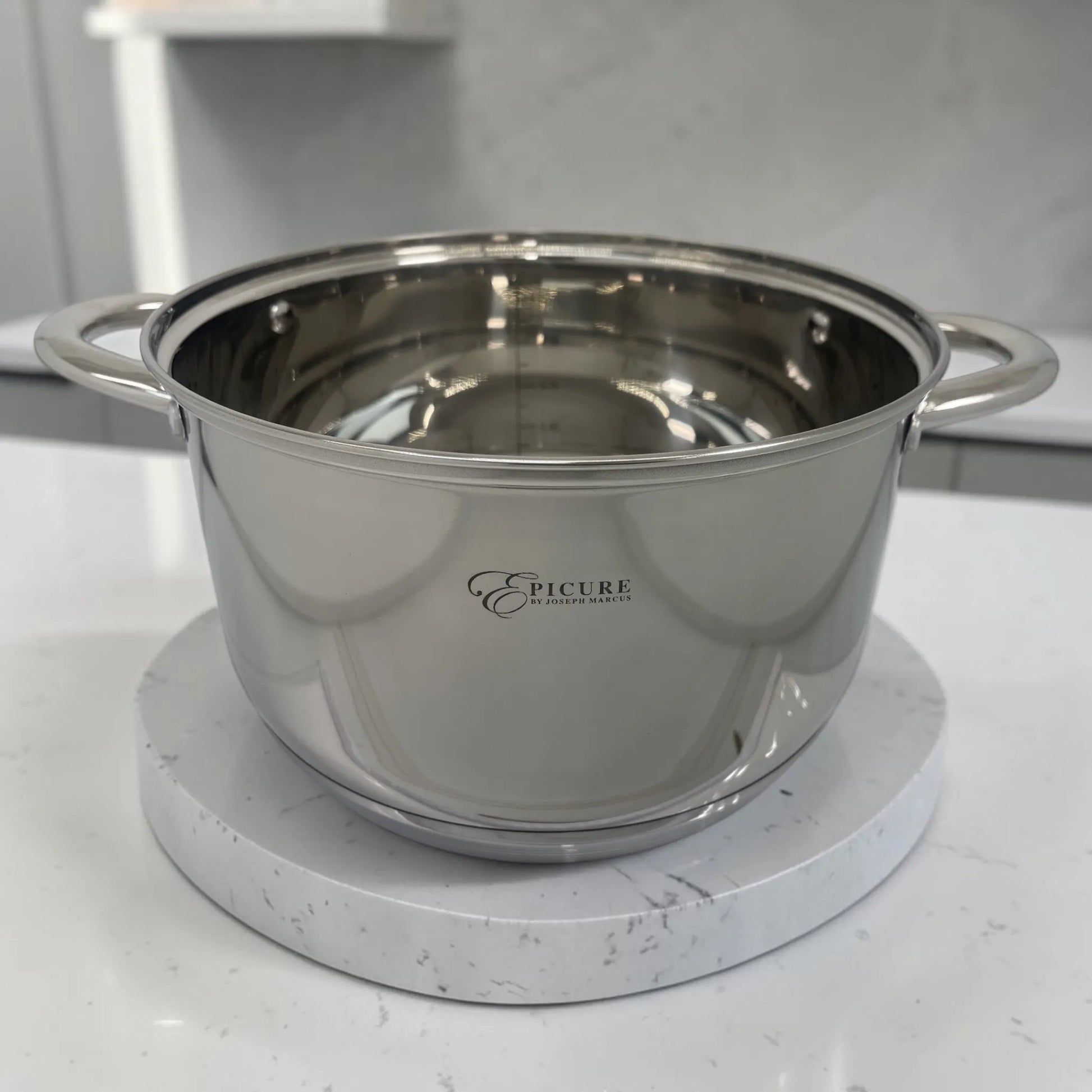 Olla Epicure de acero inoxidable de 3 litros con tapa, asas laterales y diseño brillante para uso diario en cocina.
