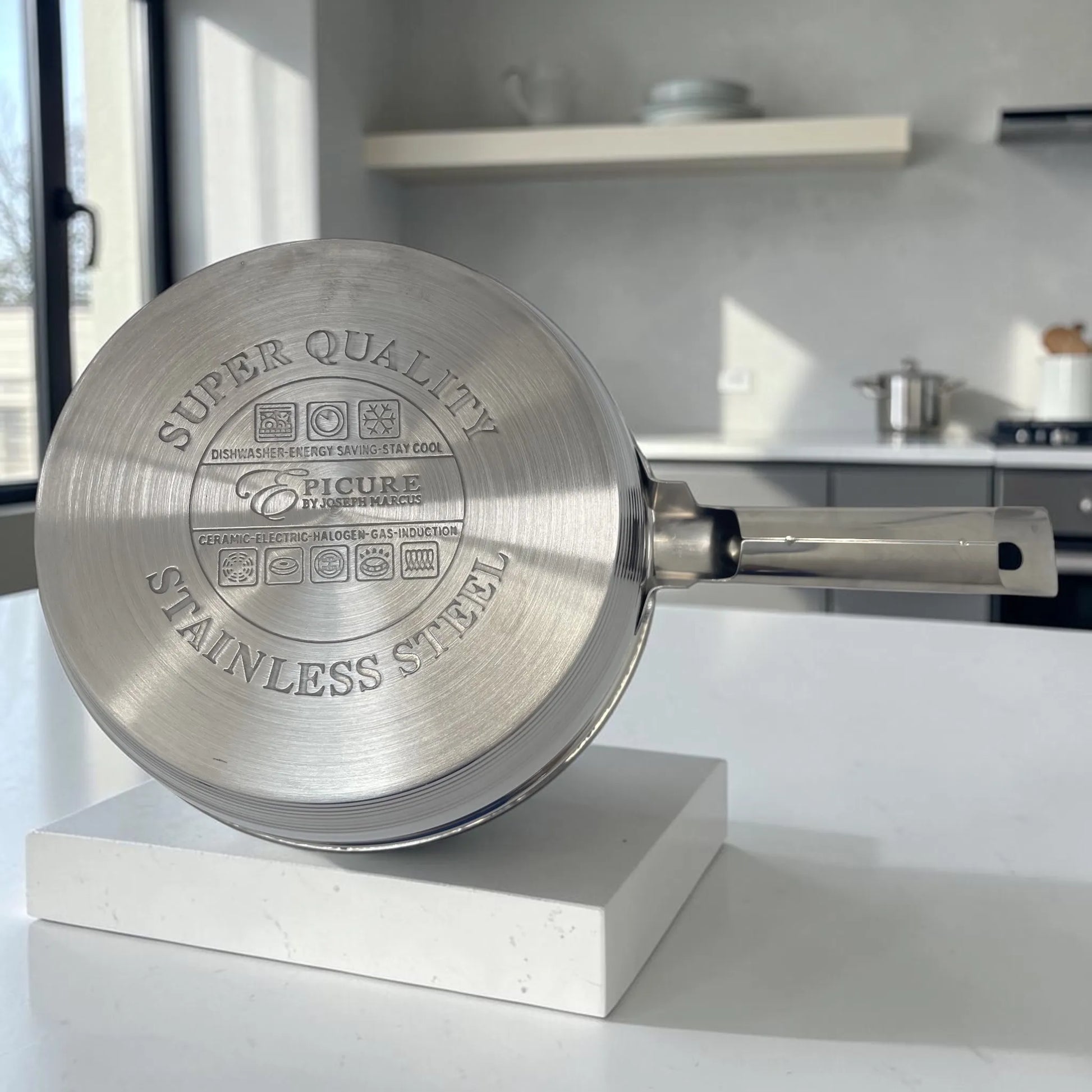 Olla Epicure de acero inoxidable de 5 litros con tapa, asas laterales y acabado brillante para cocina de inducción.
