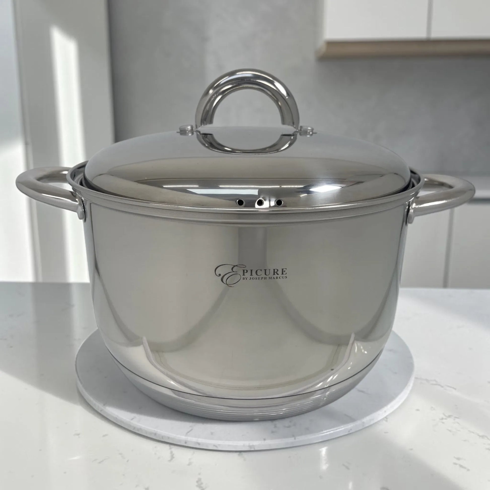 Interior de olla Epicure de acero inoxidable de 5 litros con asas laterales, acabado pulido y marcas medidoras internas.