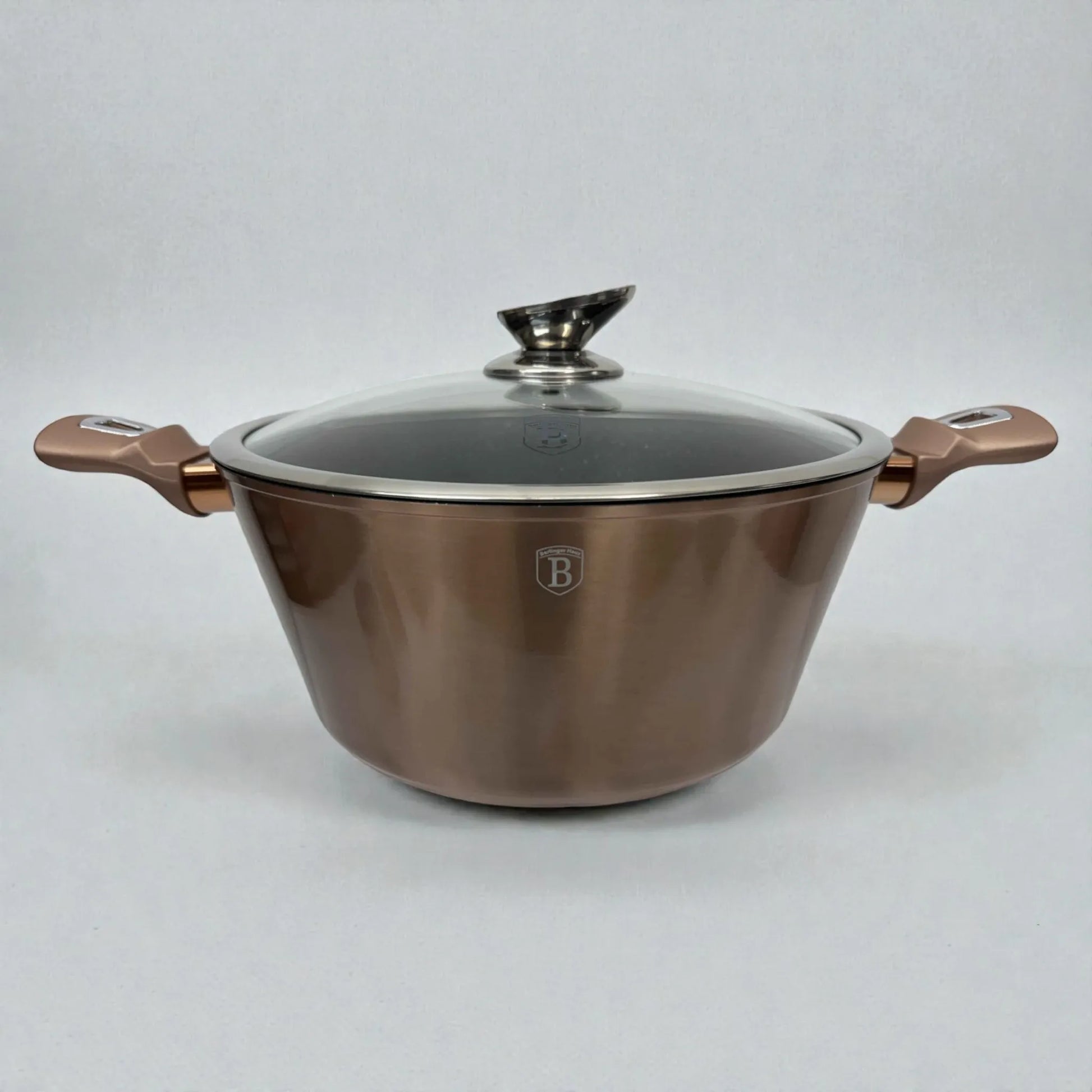 Olla grande Berlinger Haus Rosegold BH-1224N de 28 x 12.5 cm con tapa de vidrio y asas laterales en color rosegold sobre fondo blanco.