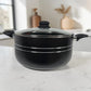 Olla grande ROCA color negro con tapa de vidrio, recubrimiento antiadherente y asas laterales negras.