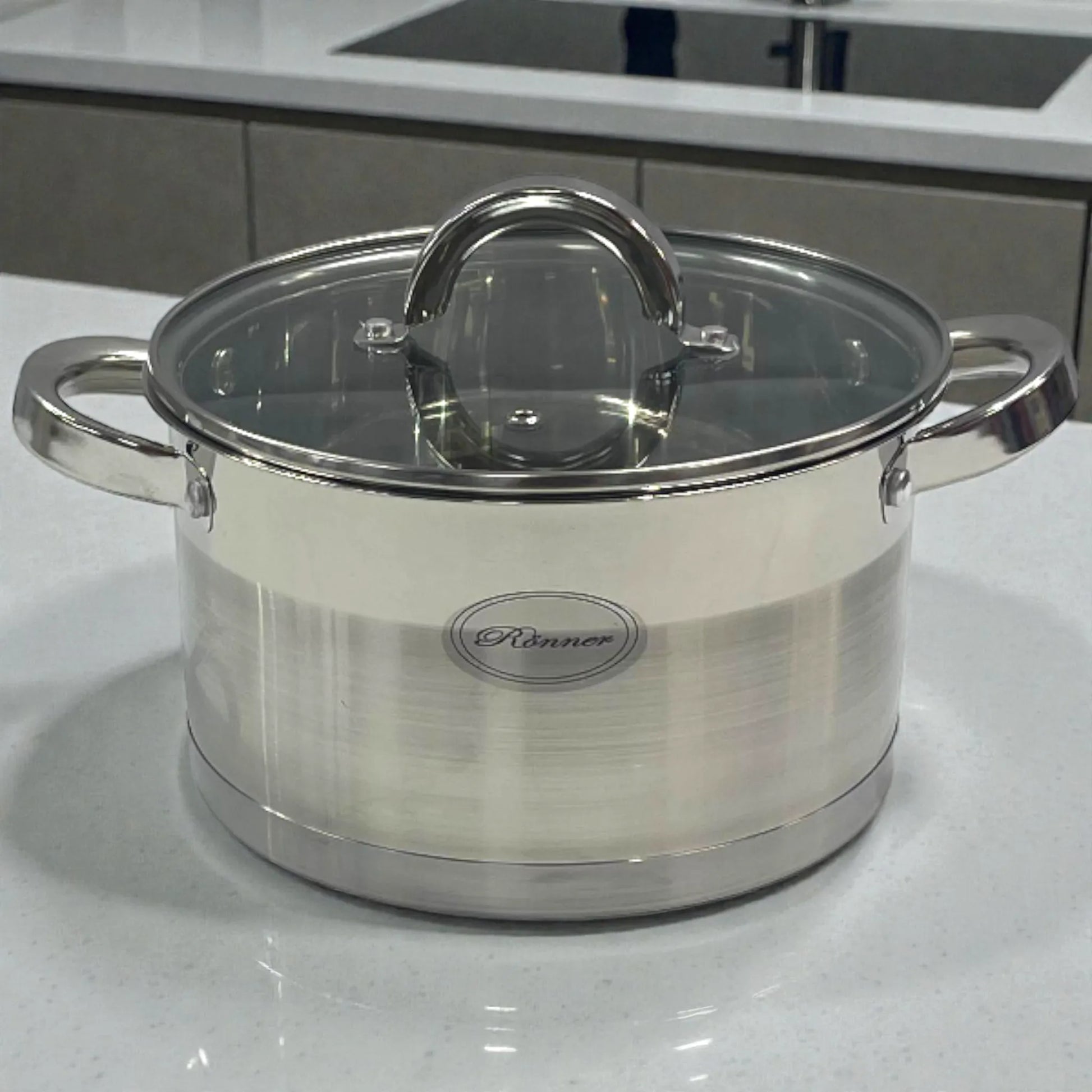 Olla grande Rönner Austria en acero inoxidable con tapa de vidrio templado.