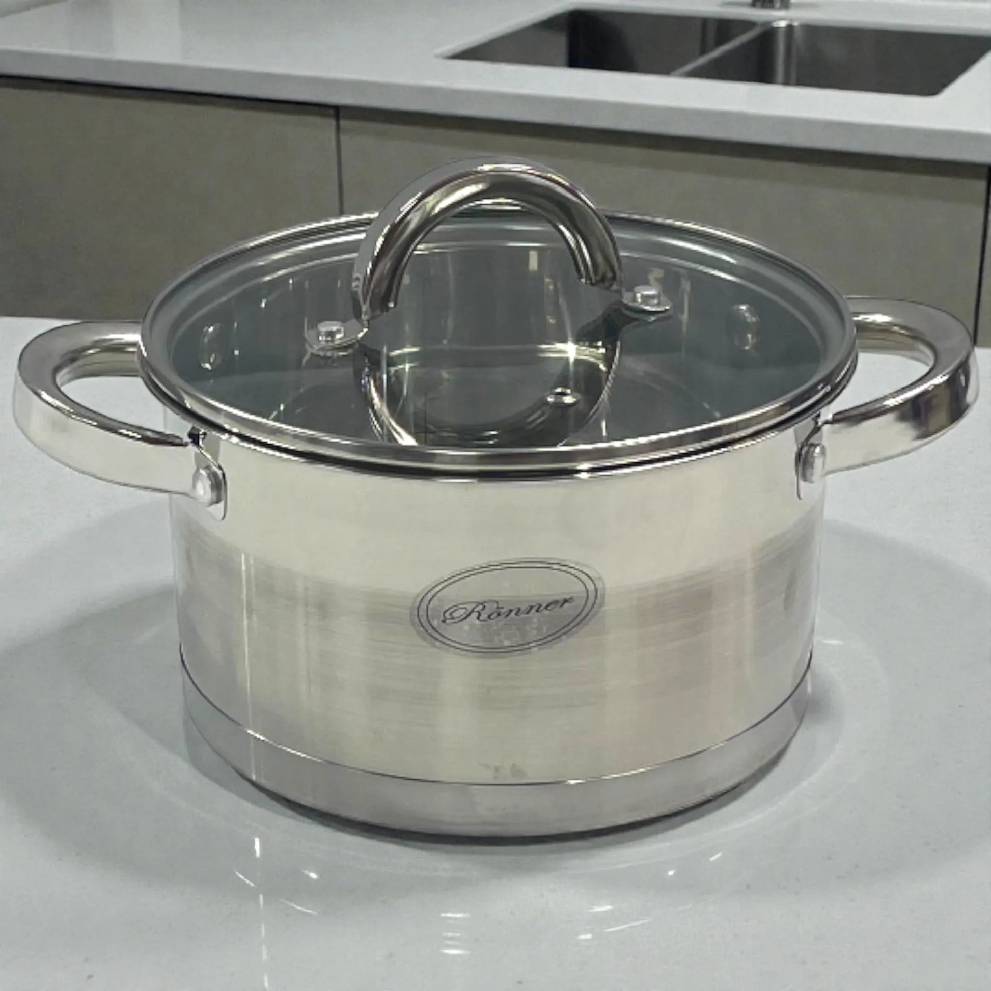 Olla mediana Rönner Austria en acero inoxidable con tapa de vidrio, vista lateral.