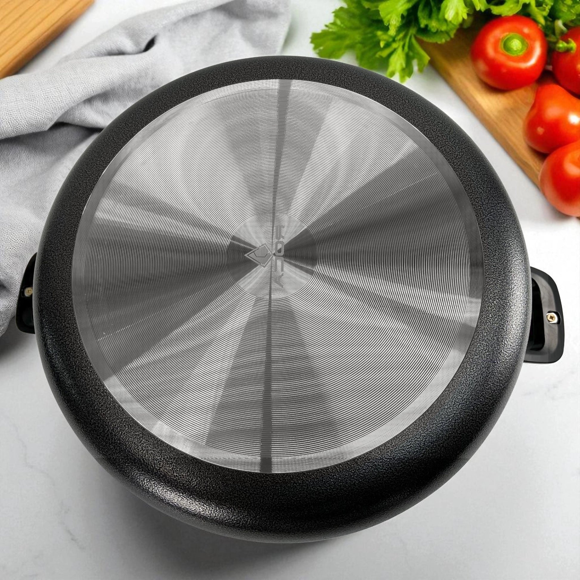 Base de acero inoxidable con círculos concéntricos de olla antiadherente ROCA con exterior de granito negro y tamaño 38x16 cm.