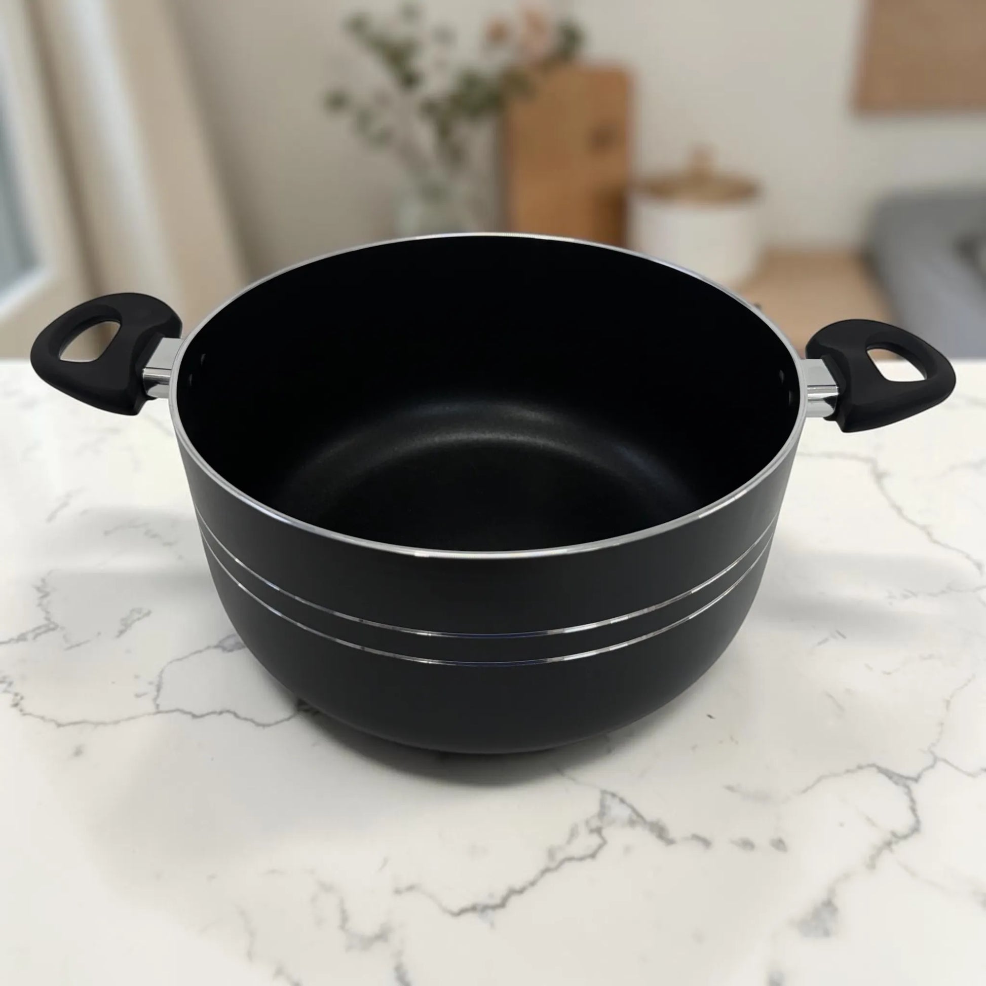 Olla ROCA negra sin tapa mostrando interior profundo antiadherente y asas laterales resistentes.