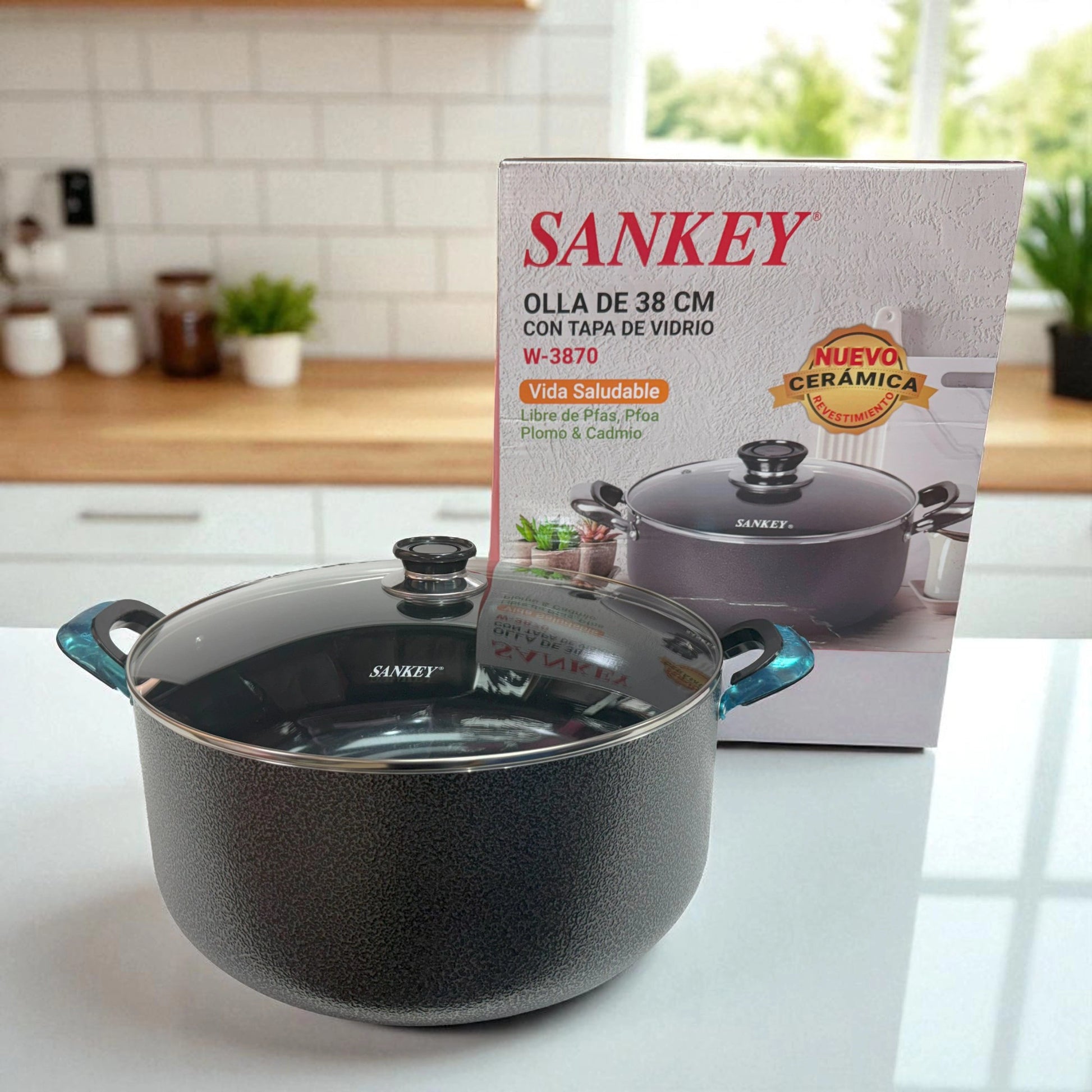 Olla gris antiadherente Sankey de 38 cm con recubrimiento cerámico y tapa de vidrio templado, colocada en cocina contemporánea