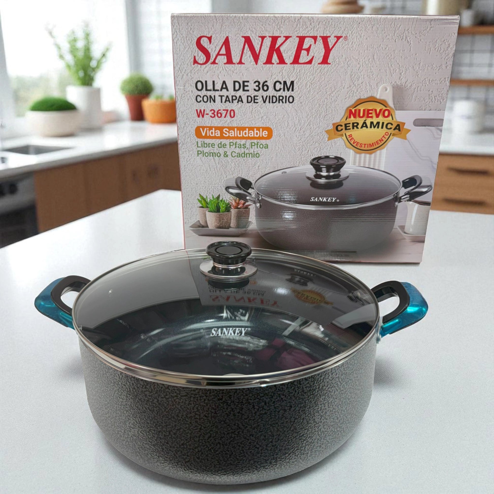 Vista lateral de olla Sankey de 36 cm con acabado granito gris y tapa de vidrio, con mangos ergonómicos