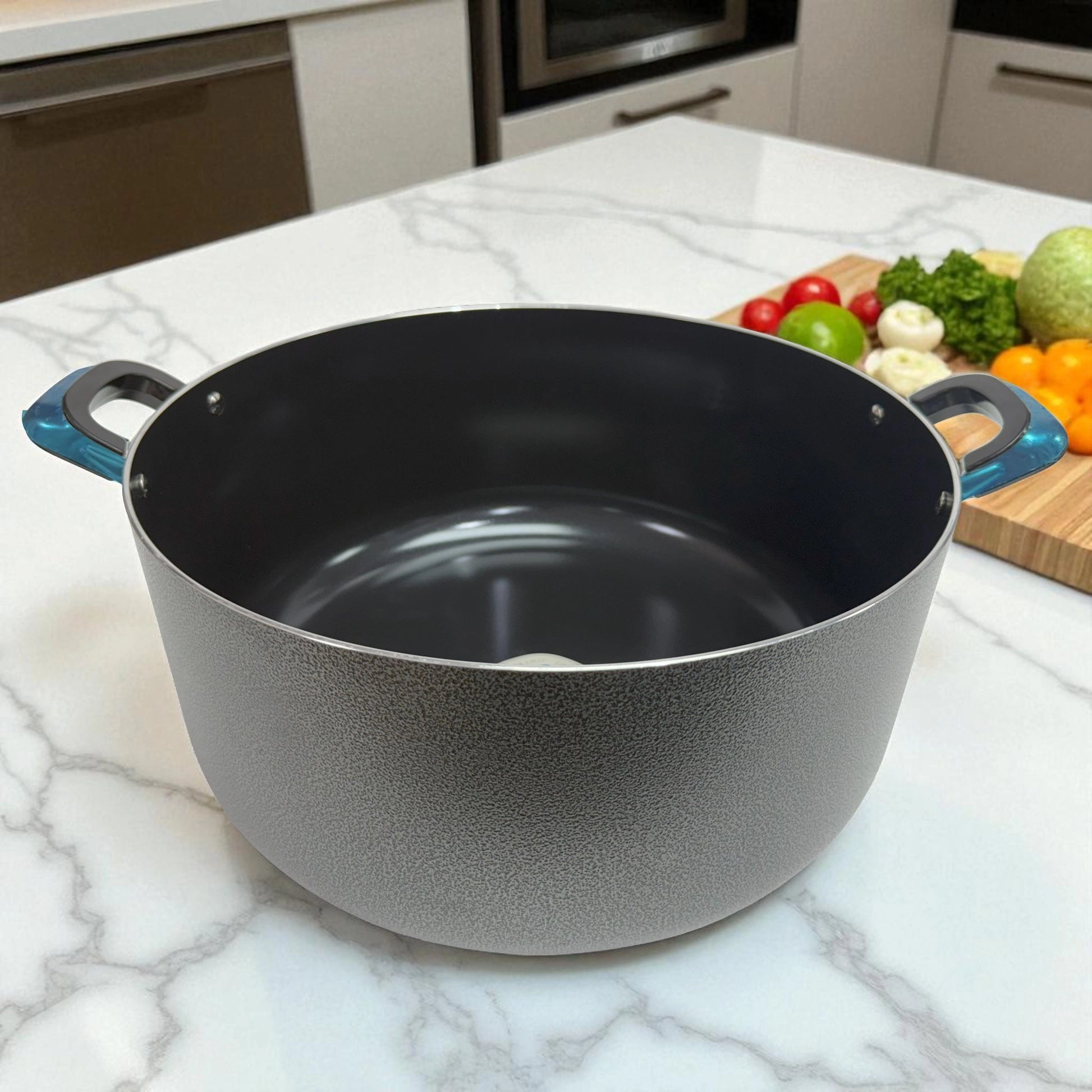 Vista superior del interior de la olla Sankey de cerámica gris de 38 cm, con recubrimiento antiadherente