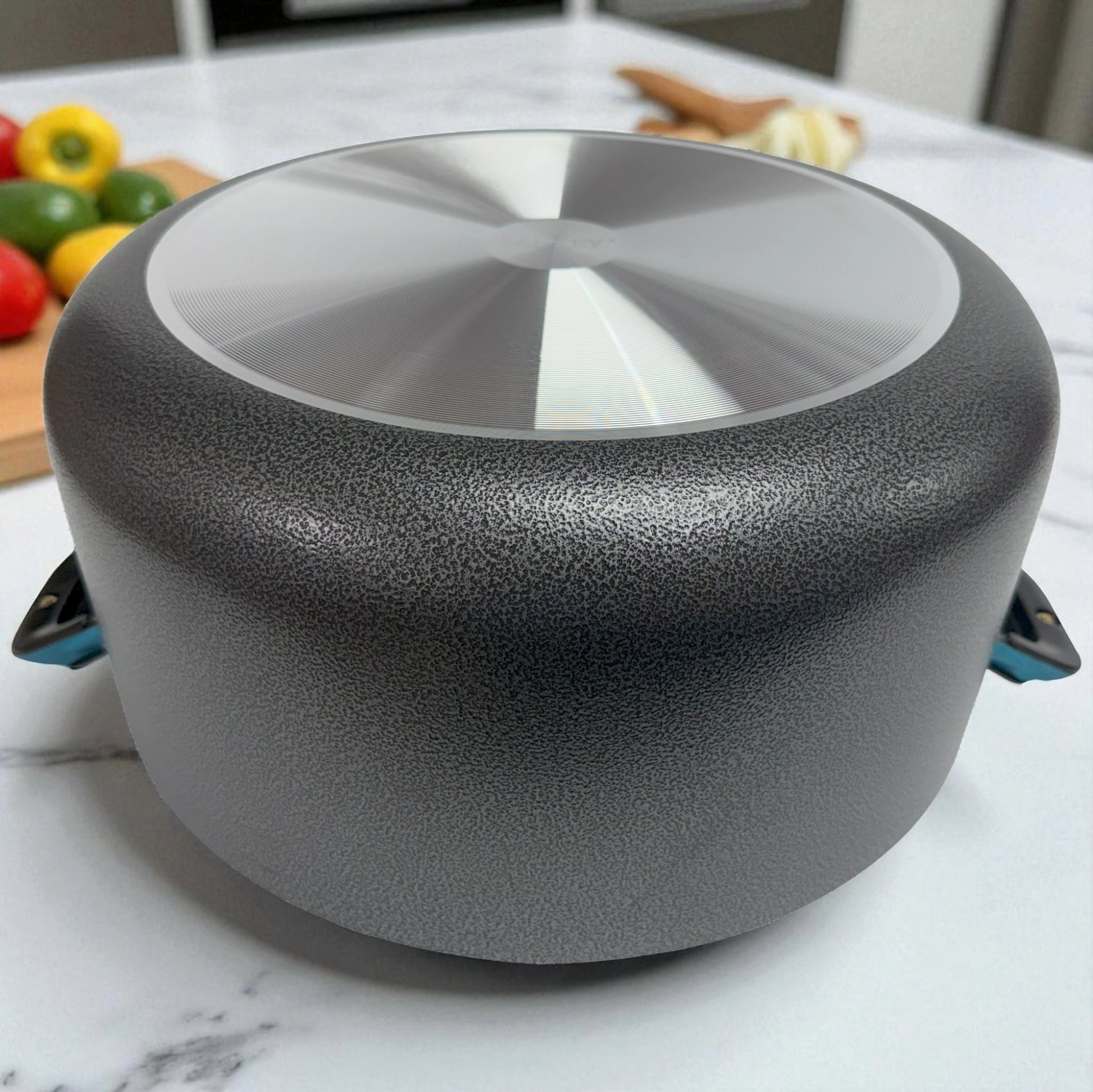 Olla Sankey gris de 38 cm vista desde abajo, con base de inducción en acero inoxidable