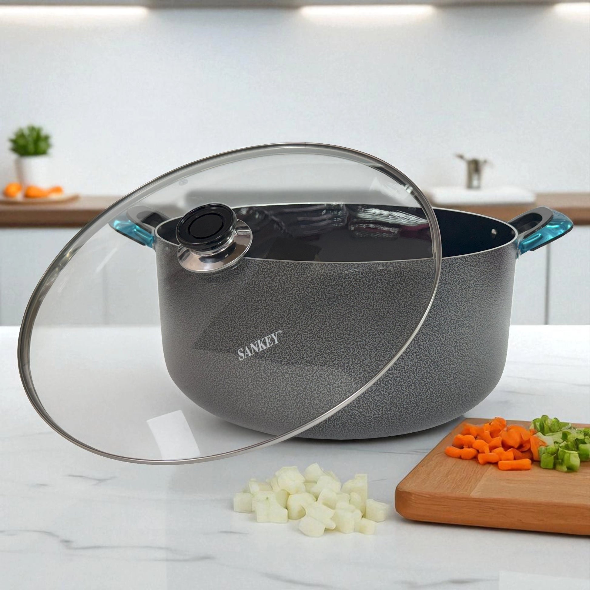 Olla de cerámica antiadherente Sankey de 40 cm con tapa de vidrio, en cocina moderna con acabado de mármol