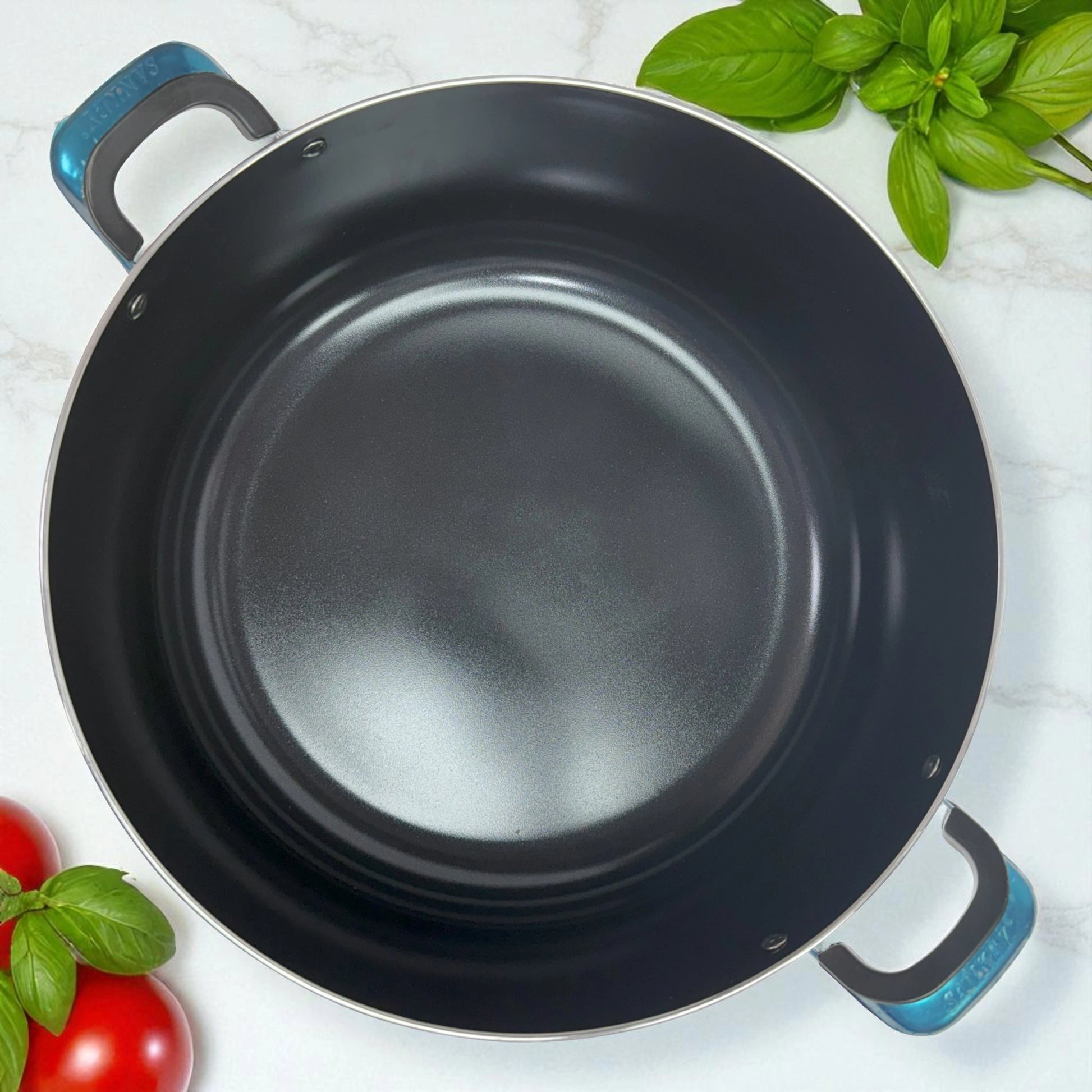 Vista superior del interior de una olla Sankey de 40 cm con recubrimiento cerámico antiadherente en color negro