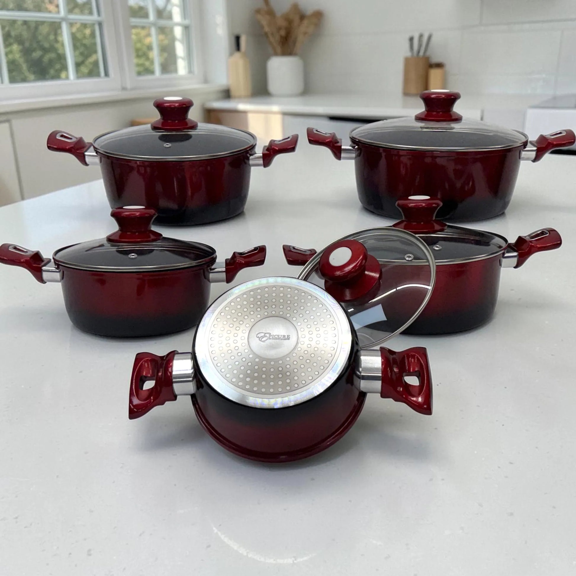 Ollas Epicure Escarlata con base de inducción reforzada en color rojo vino, parte del set de cocina de 12 piezas SKU EP-12PCS-045.