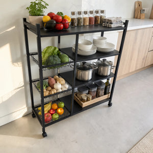 Organizador de cocina metálico Ambienta Home Decor color negro con 4 repisas, 3 canastas laterales y ruedas, utilizado para organizar frutas, verduras, platos, ollas, especias y utensilios en una cocina moderna.