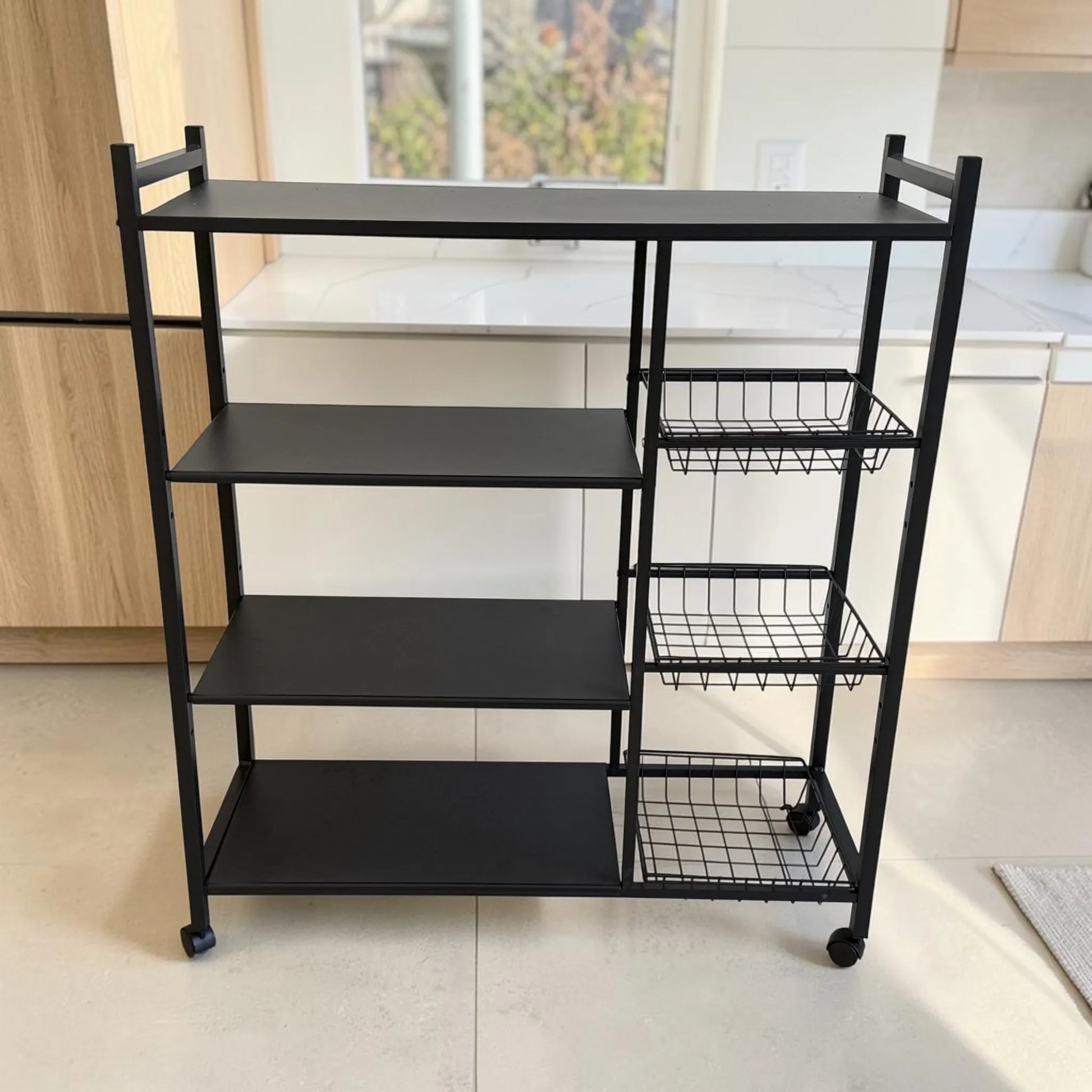 Organizador de cocina metálico Ambienta Home Decor color negro con cuatro repisas, tres canastas laterales y ruedas, fotografía frontal del producto sin accesorios sobre fondo de cocina moderna.