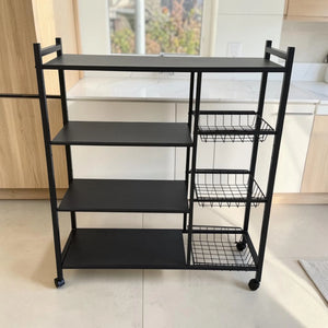 Organizador de cocina metálico Ambienta Home Decor color negro con cuatro repisas, tres canastas laterales y ruedas, fotografía frontal del producto sin accesorios sobre fondo de cocina moderna.