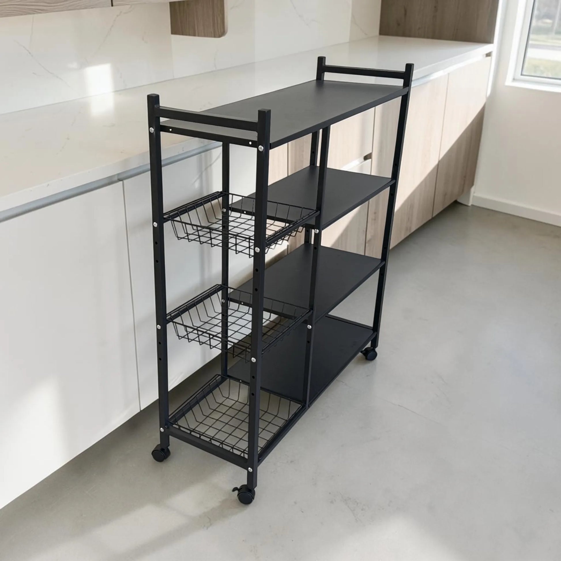 Vista lateral trasera del organizador de cocina metálico Ambienta Home Decor con cuatro repisas, tres canastas metálicas y ruedas giratorias en cocina contemporánea.